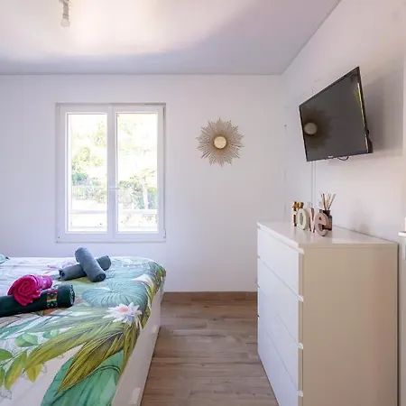 Bord De Mer, Entierement Equipe *